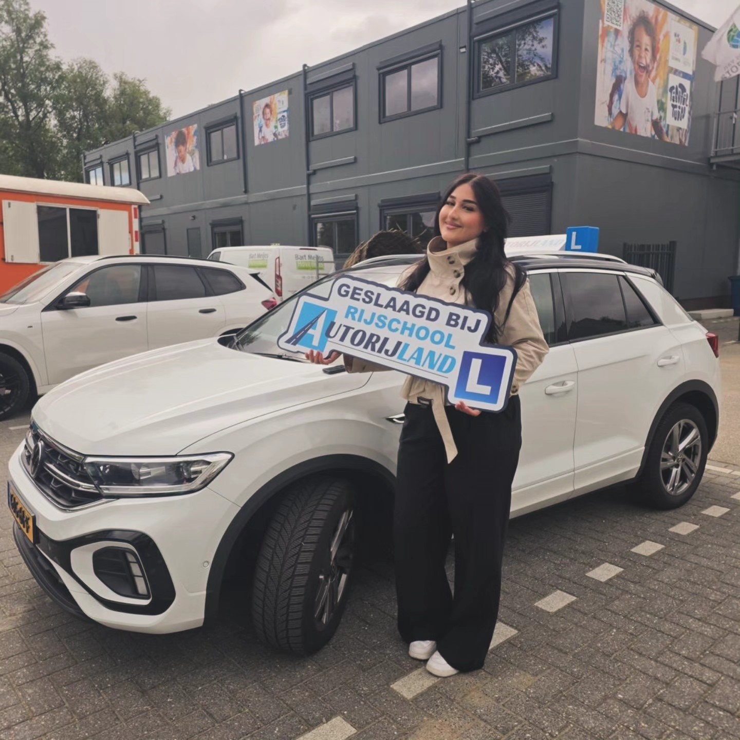 Nora uit Wormerveer geslaagd bij Autorijland